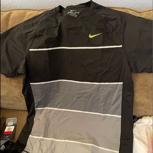 NIKE TENNIS SHIRT 100% POLYESTER BLACK/WHITE COLOR SIZE MEDIUM MENS